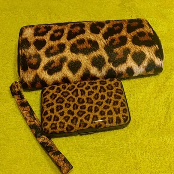 Animal Design Clutch And Card Carrier NWOT - Picture 2 of 3